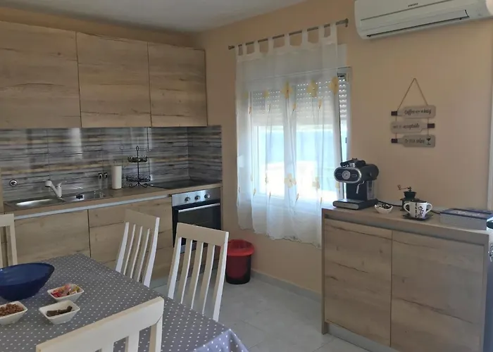 Apartments By The Sea Okrug Donji, Ciovo - 7607 *